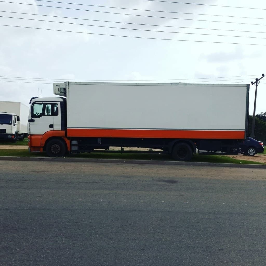 Side view of a Korlun 20ft box truck