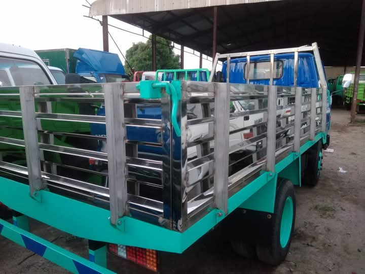 Rear cage bed of a Korlun Dyna flatbed truck