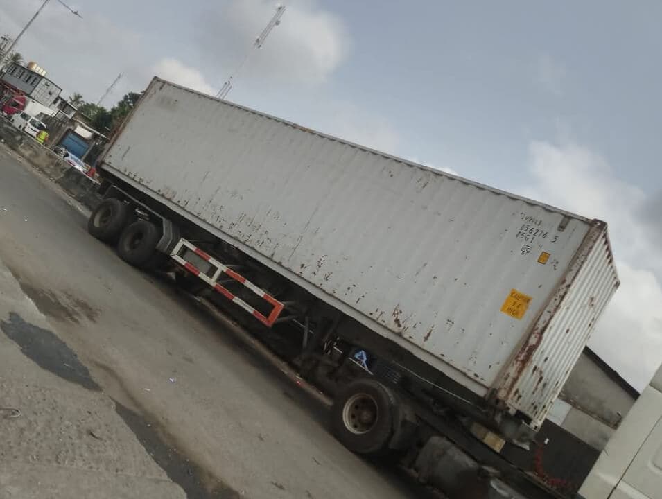 Korlun 40ft covered trailer on the road