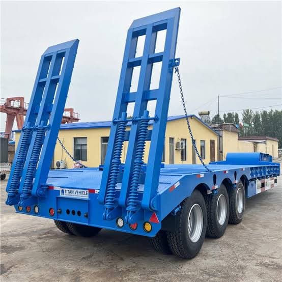 Korlun low-bed trailer with loading ramps for heavy equipment
